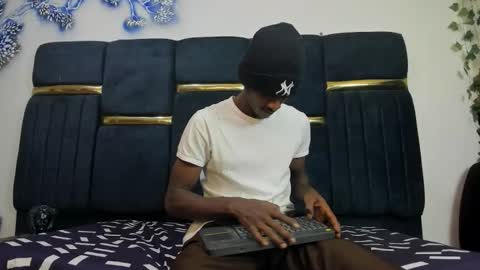 Snapshot of vsleyandlunaper chatting on 03.27.26 vsleyandlunaper online show from 03.27.26