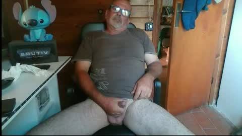 Snapshot of vuda77 chatting on 10.04.25 oscar online show from 10.04.25