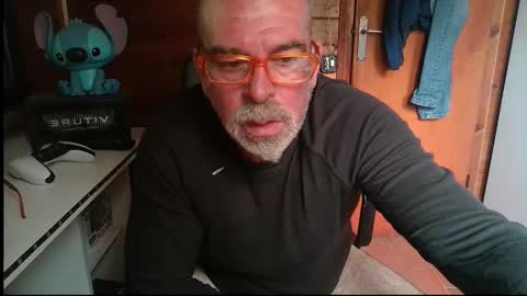 Snapshot of vuda77 chatting on 10.11.25 oscar online show from 10.11.25