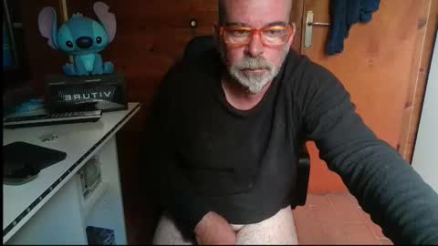 Snapshot of vuda77 chatting on 10.18.25 oscar online show from 10.18.25