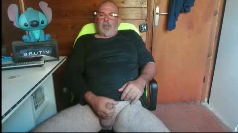 Snapshot of vuda77 chatting on 10.26.25 oscar online show from 10.26.25