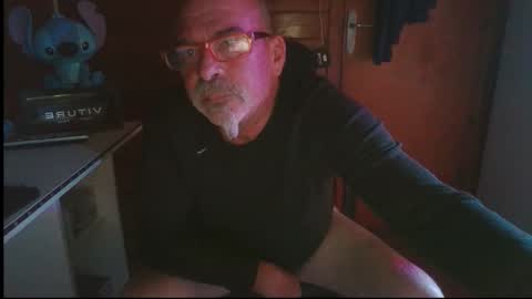 Snapshot of vuda77 chatting on 11.17.25 oscar online show from 11.17.25