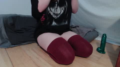 Snapshot of wacky_weirdo chatting on 09.15.25 Rose online show from 09.15.25