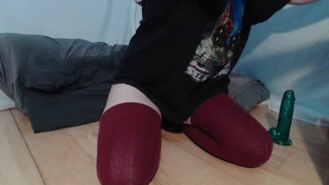 Snapshot of wacky_weirdo chatting on 10.01.25 Rose online show from 10.01.25