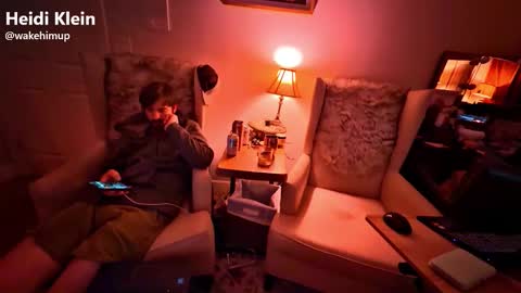 Snapshot of wakehimup chatting on 11.22.25 wakehimup online show from 11.22.25