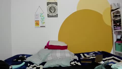 Snapshot of waningrosee chatting on 11.12.25 Waningrose Lu online show from 11.12.25