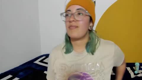 Snapshot of waningrosee chatting on 11.20.25 Waningrose Lu online show from 11.20.25