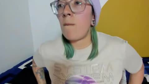 Snapshot of waningrosee chatting on 11.23.25 Waningrose Lu online show from 11.23.25