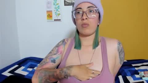 Snapshot of waningrosee chatting on 11.24.25 Waningrose Lu online show from 11.24.25