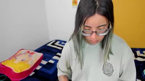 Snapshot of waningrosee chatting on 12.02.25 Waningrose Lu online show from 12.02.25