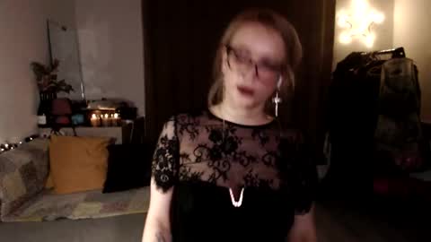 Snapshot of welliza chatting on 11.24.25 Liza online show from 11.24.25