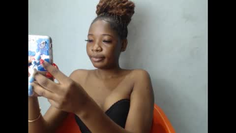 Snapshot of wetxxbabe chatting on 10.22.25 wetxxbabe online show from 10.22.25