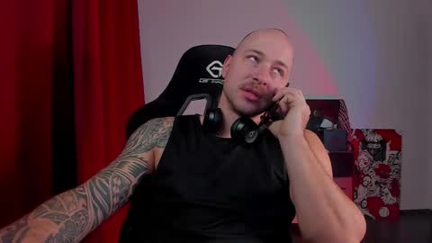 Snapshot of why_you_so_serious chatting on 11.12.25 VI online show from 11.12.25