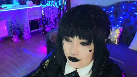 Snapshot of wickedxqueen chatting on 01.01.25 Laura online show from 01.01.25