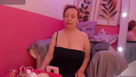 Snapshot of wife_mature chatting on 01.12.25 sussy online show from 01.12.25