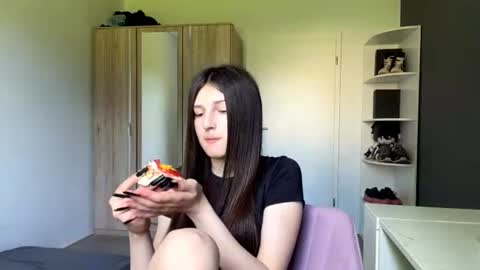 Snapshot of williemaemeachem chatting on 06.22.26 Mari online show from 06.22.26