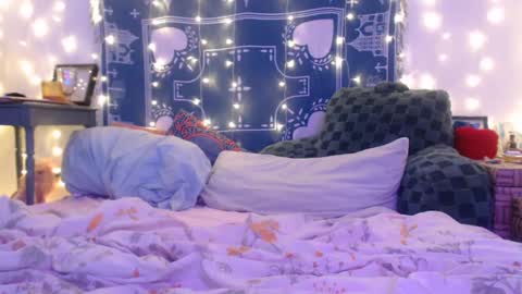 Snapshot of wingardiumleveveosa chatting on 12.12.24 Eevie online show from 12.12.24