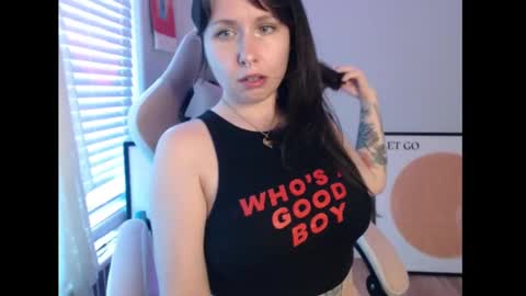 Snapshot of wingardiumleveveosa chatting on 09.22.25 Eevie online show from 09.22.25