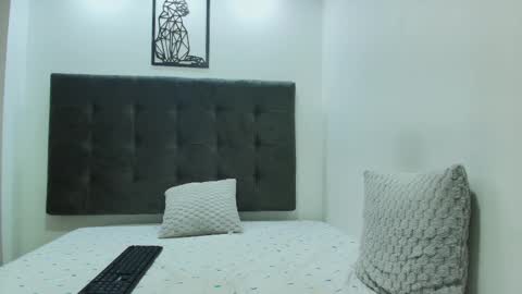 Snapshot of wolfan_sky chatting on 03.03.25 W O L F online show from 03.03.25