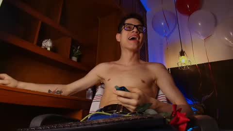 Snapshot of wolfan_sky chatting on 09.19.25 W O L F online show from 09.19.25