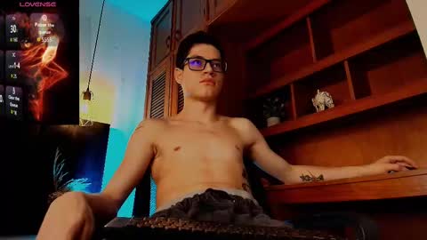 Snapshot of wolfan_sky chatting on 10.04.25 W O L F online show from 10.04.25