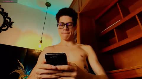 Snapshot of wolfan_sky chatting on 11.05.25 W O L F online show from 11.05.25