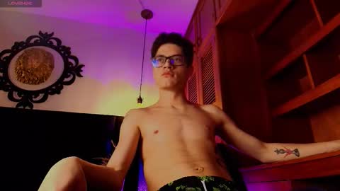 Snapshot of wolfan_sky chatting on 11.07.25 W O L F online show from 11.07.25