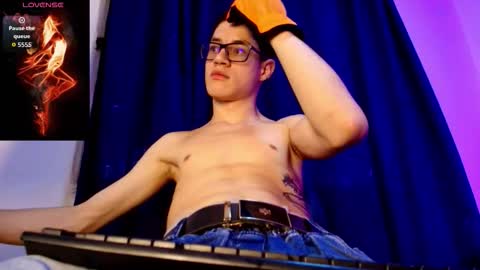 Snapshot of wolfan_sky chatting on 12.01.25 W O L F online show from 12.01.25