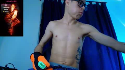 Snapshot of wolfan_sky chatting on 12.02.25 W O L F online show from 12.02.25