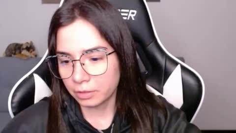 Snapshot of wolfs_daughter chatting on 04.19.26 Alex online show from 04.19.26
