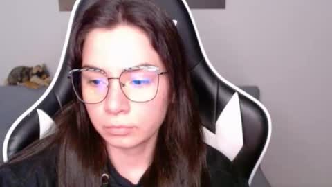 Snapshot of wolfs_daughter chatting on 04.22.26 Alex online show from 04.22.26
