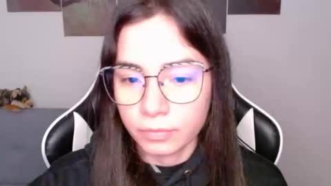 Snapshot of wolfs_daughter chatting on 05.03.26 Alex online show from 05.03.26