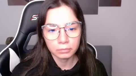Snapshot of wolfs_daughter chatting on 05.12.26 Alex online show from 05.12.26