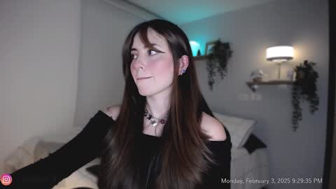 Snapshot of wolfsfoster chatting on 02.04.25 online show from 02.04.25