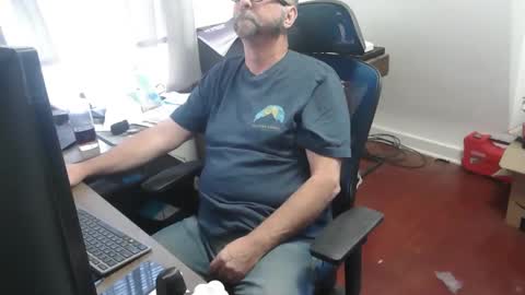 Snapshot of woodworker6473 chatting on 10.16.25 woodworker6473 online show from 10.16.25