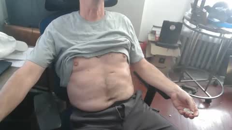 Snapshot of woodworker6473 chatting on 04.10.26 woodworker6473 online show from 04.10.26