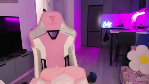 Snapshot of wowlovie666 chatting on 10.18.25 Emi online show from 10.18.25