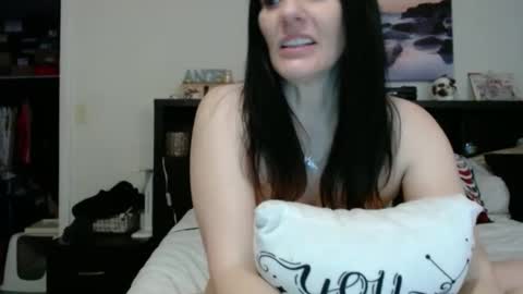 Snapshot of wrenleigh chatting on 10.04.25 Crystal Lake online show from 10.04.25