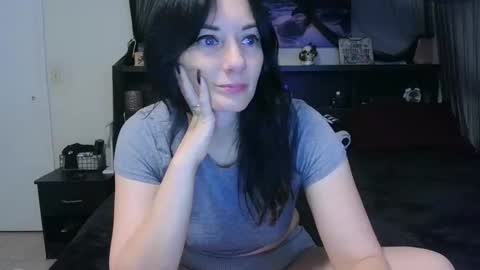 Snapshot of wrenleigh chatting on 04.26.26 Crystal Lake online show from 04.26.26