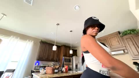 Snapshot of wynterheat chatting on 09.18.25 Wynter Heat online show from 09.18.25