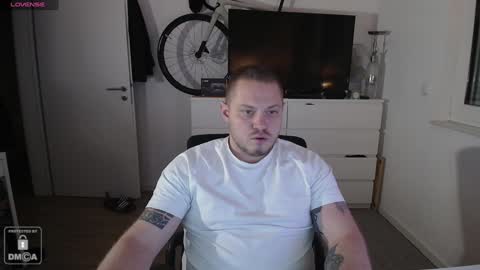 Snapshot of x19marco93x chatting on 12.25.24 x19marco93x online show from 12.25.24