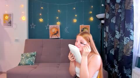 Snapshot of xloe_queen chatting on 12.13.24 Chloe online show from 12.13.24