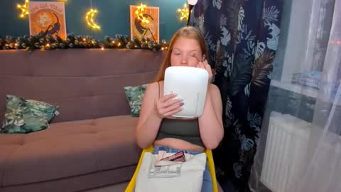 Snapshot of xloe_queen chatting on 12.16.24 Chloe online show from 12.16.24