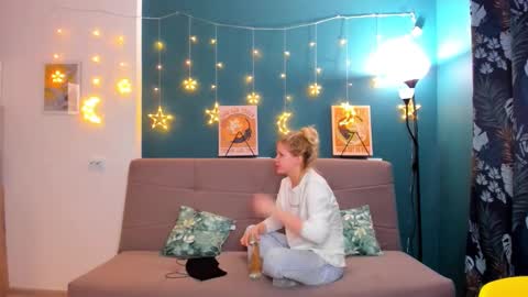 Snapshot of xloe_queen chatting on 02.25.25 Chloe online show from 02.25.25