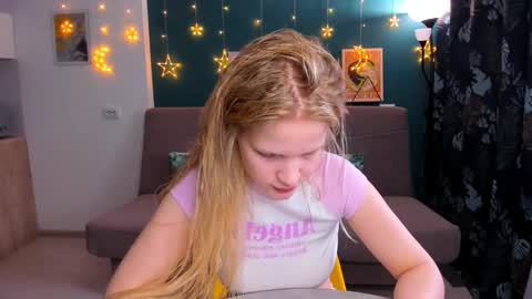 Snapshot of xloe_queen chatting on 03.01.25 Chloe online show from 03.01.25