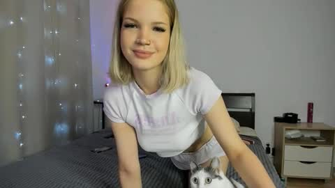 Snapshot of xloe_queen chatting on 11.26.25 Chloe online show from 11.26.25