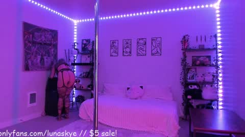   online show from 11.10.25