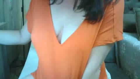 Snapshot of xxalexis chatting on 05.24.26 HotMomAlex online show from 05.24.26