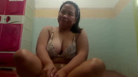 Snapshot of xxpinaymomxx chatting on 11.29.25 xxpinaymomxx online show from 11.29.25