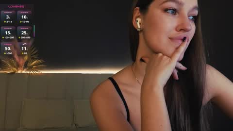 Snapshot of xyloria chatting on 11.29.25 Lori online show from 11.29.25